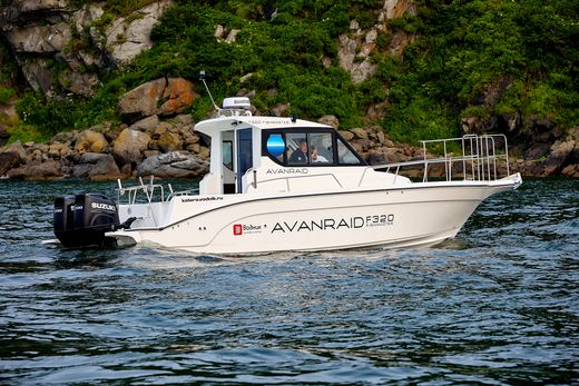 Катер AVANRAID F320 FISHMASTER