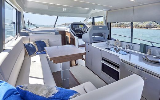 Катер Beneteau Antares 12 Fly с моторами 2x400 + Joystick
