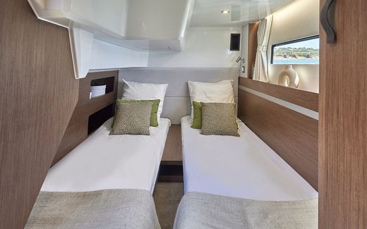 Катер Beneteau Antares 12 Fly с моторами 2x400 + Joystick