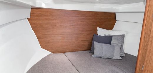 Катер Beneteau Antares 7 Version Cruising
