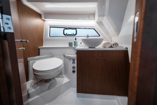 Катер Beneteau Antares 9 V2 c Suzuki 2xDF200APX WHITE