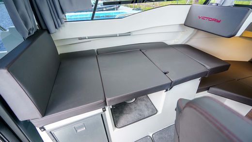 Катер Victory 737 Cabin