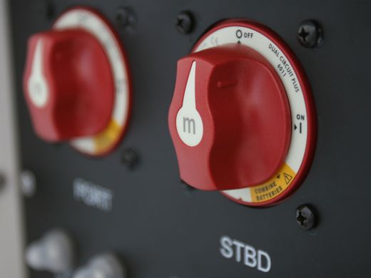 Выключатель массы "OFF-ON-BOTH" (2 АКБ) с режимом комбинирования контуров, 300А